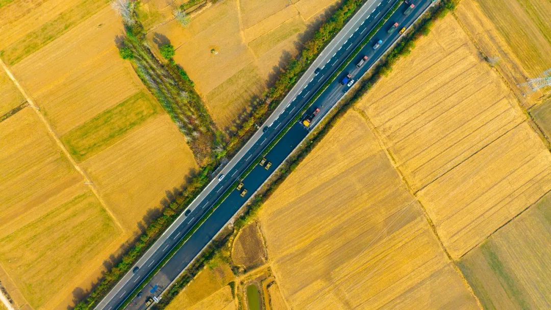 揚民族自信！徐工成套瀝青路面裝備助力家鄉高速建設！