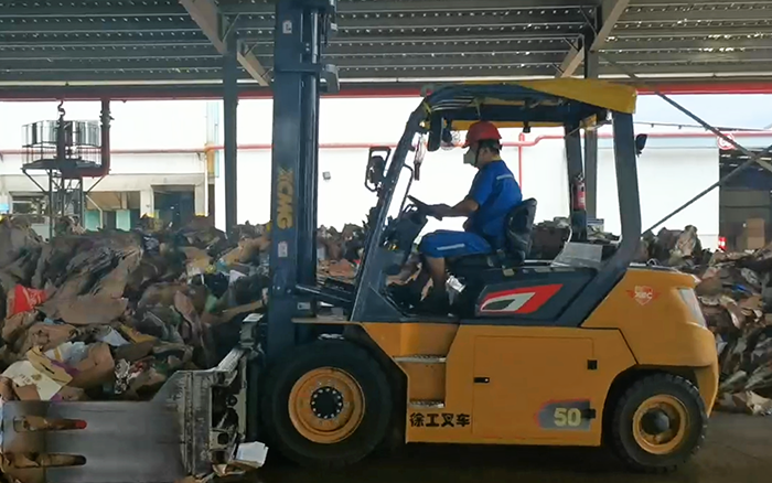 有實(shí)力！徐工孔雀電動(dòng)叉車(chē)強(qiáng)勢(shì)入駐造紙行業(yè)