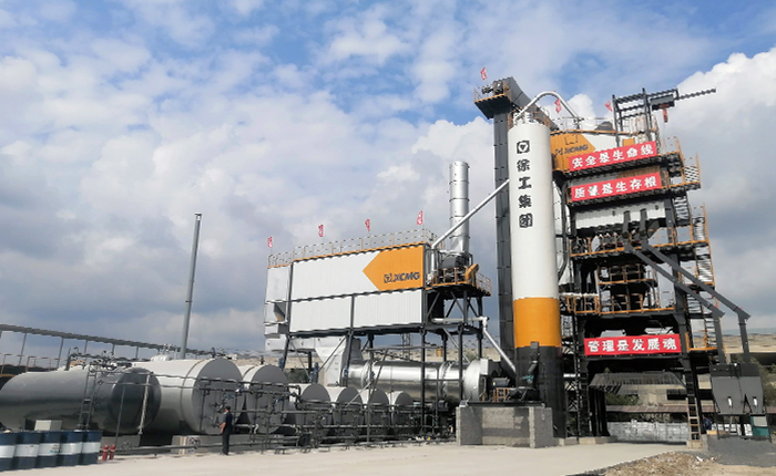 徐工4000型瀝青站 在鶴大高速大顯身手！