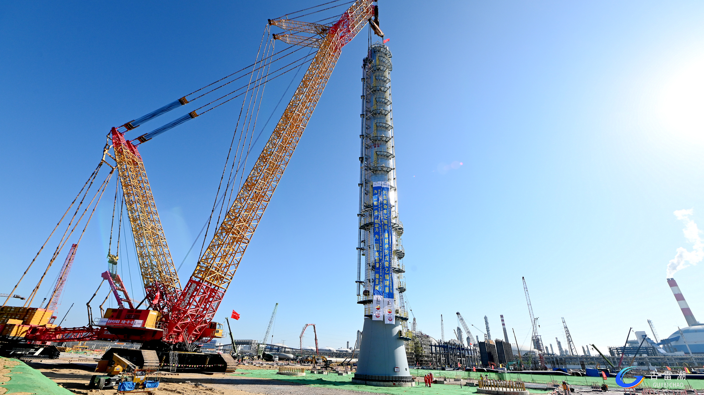 吊重1150噸！XGC88000助力大型石化項目首臺千噸級設備精準就位