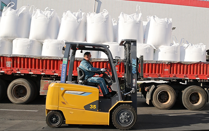 徐工新能源叉車(chē)為食品工廠綠色、高效生產(chǎn)保駕護(hù)航