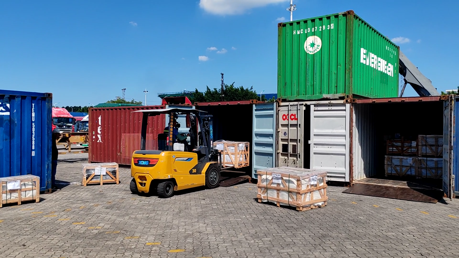 可進(jìn)箱操作的徐工電動(dòng)平衡重叉車(chē)