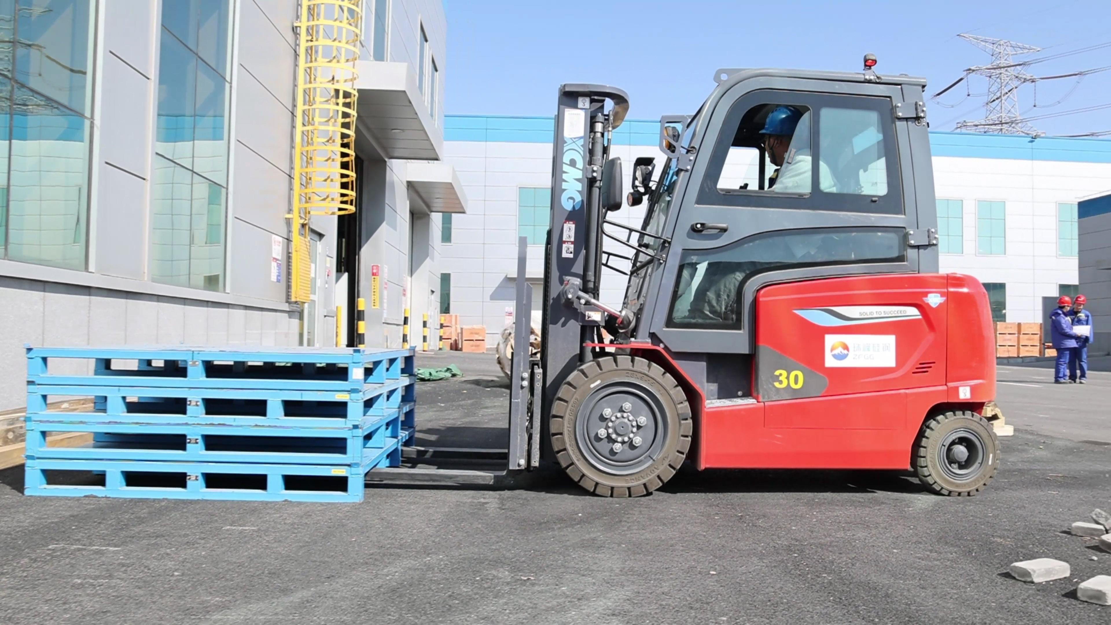 小巧精悍，徐工鯤鵬系列電動(dòng)平衡重叉車(chē)制造業(yè)大展身手