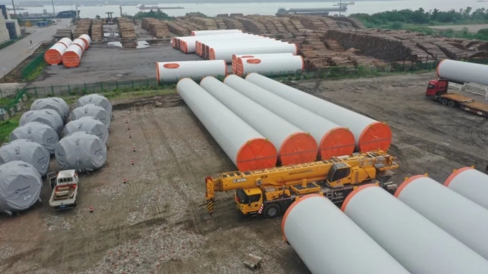 空間太小？在下徐工G2代可變支腿，百噸塔筒在港口“穩運”！