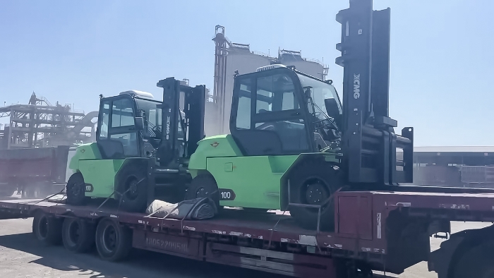 從室內(nèi)到室外，24小時(shí)不停歇！徐工孔雀叉車(chē)扎根新疆鋼材廠