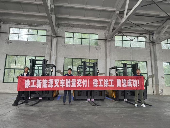 品質(zhì)與服務(wù)共拓市場(chǎng)新局！徐工孔雀叉車(chē)賦能冶金行業(yè)