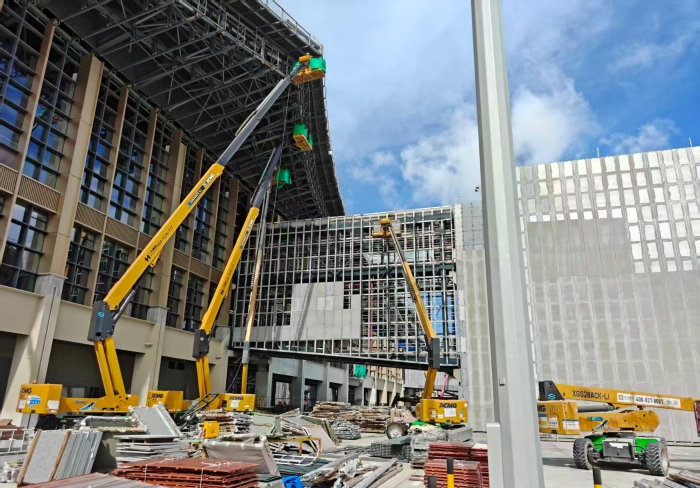 聯(lián)合作戰(zhàn)！徐工鋰電高機(jī)編隊(duì)亮相三亞機(jī)場(chǎng)